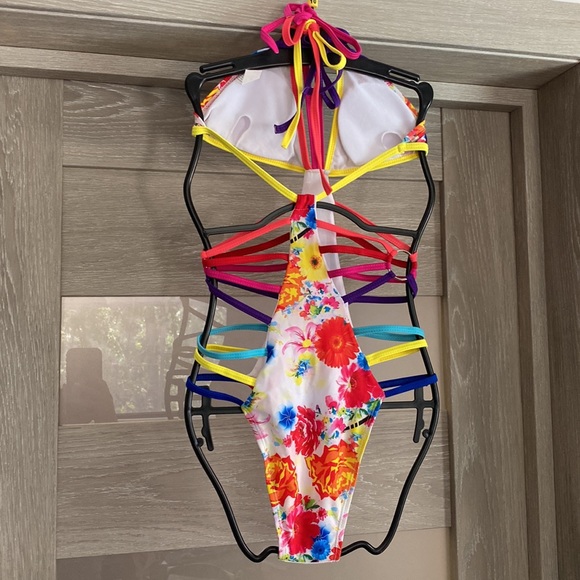 New swimsuit XS - Picture 2 of 4